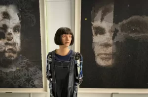 Robot Humanoid Bertransformasi Menjadi Karya Seni yang Laku Terjual di Balai Lelang