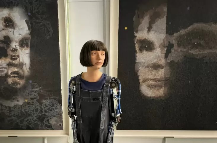 Inovasi Baru: Robot Humanoid Berubah Menjadi Karya Seni Laku Keras di Lelang