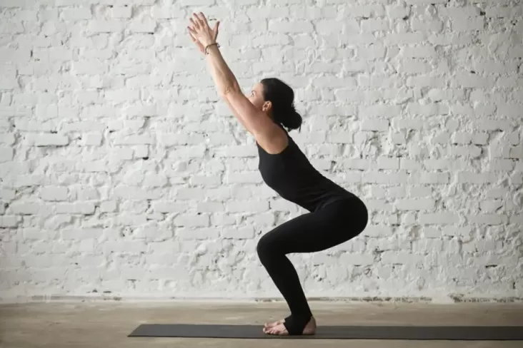 Gerakan Yoga Efektif Hilangkan Nyeri Lutut di Rumah