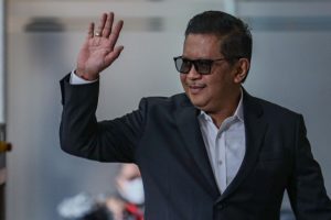 Hasto Kristiyanto Siap Ditahan KPK dengan Kepala Tegap kemudian Mulut Tersenyum