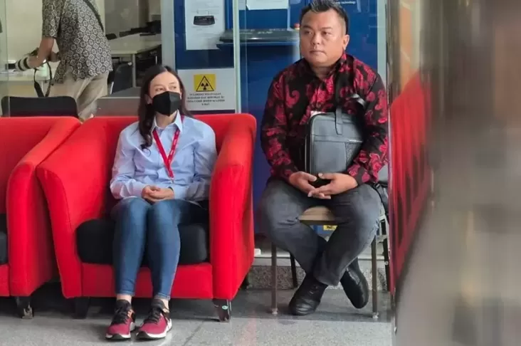 Kader PDIP Maria Lestari Penuhi Panggilan KPK, Pakai Masker Hitam juga Kemeja Biru