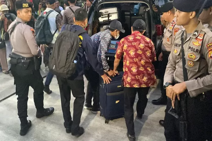 KPK Bawa Satu Koper Hasil Penggeledahan Rumah Hasto Kristiyanto