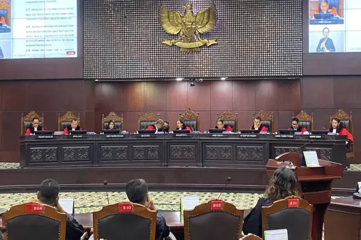 Mengamati Kedudukan Duduk Anwar Usman Paman Gibran Paling Ujung pada Putusan MK Hapus Presidential Threshold