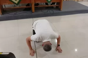 Didampingi LBHAP Muhammadiyah, Korban PIK 2 Charlie Chandra Sujud Minta Pertolongan Prabowo