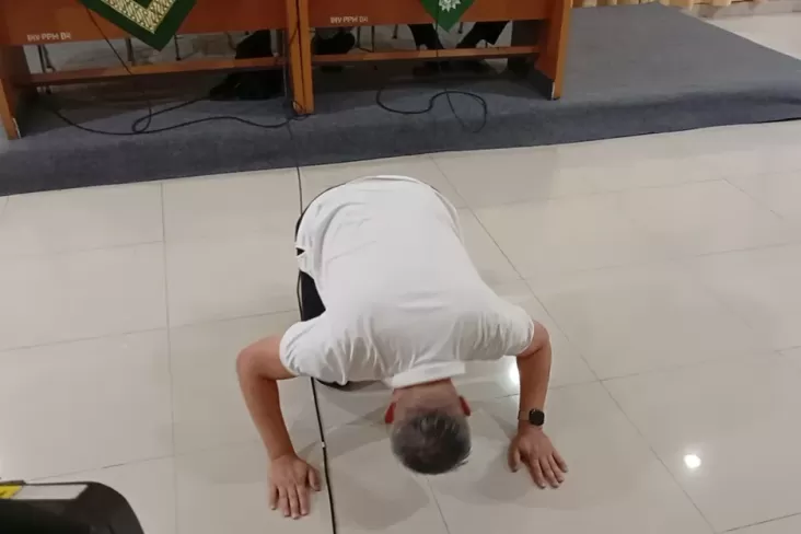 Didampingi LBHAP Muhammadiyah, Korban PIK 2 Charlie Chandra Sujud Minta Pertolongan Prabowo