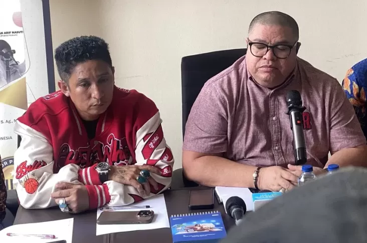 Firdaus Oiwobo Ngaku Enggak Sadar Naik ke Meja ketika Razman Nasution Ngamuk di tempat PN Jakut