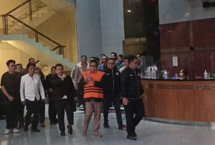 Sekjen PDIP Hasto Kristiyanto Kenakan Rompi Tahanan KPK dengan Tangan Diborgol