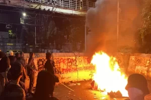 Unjuk Rasa Indonesia Gelap Memanas, Massa Aksi Bakar Barrier Plastik lalu Lempari Petugas
