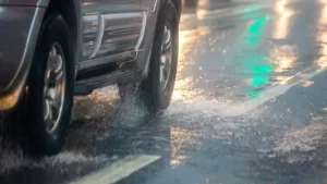 Ketika Mobil Menari di tempat Atas Air, Ancaman Tersembunyi di tempat Musim Hujan