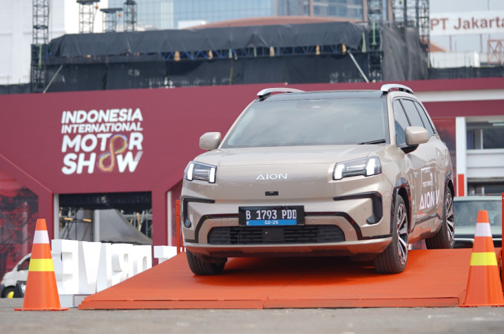 Bukukan Total SPK 1.353 Unit, T-Rex AION V Jadi Primadona dalam pada IIMS 2025
