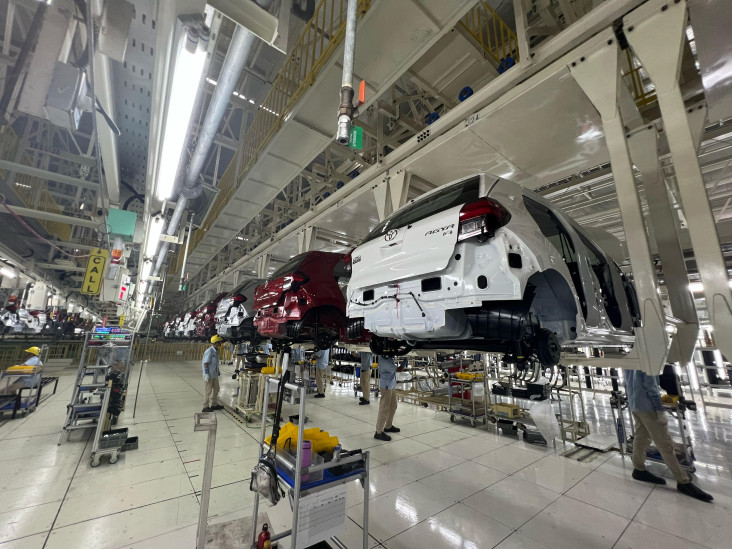 Melihat Langsung Proses Produksi Mobil Daihatsu pada di Pabrik KAP 2