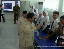 Saat Prabowo Hadiri Kelas Kimia, Diskusi dengan Guru dan Siswa Pakai Smartboard