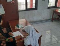 Kisah Guru Honorer di Desa Terpencil Bandung Barat