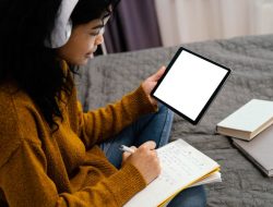 Cek 10 Jurusan Kuliah Cocok untuk Perempuan Introvert