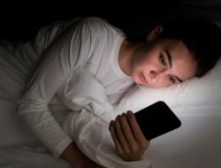 Jika Terus Scroll Ponsel Hingga Tidur, Ini 9 Pikiran yang Anda Hindari Menurut Psikologi
