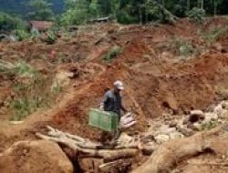 Kakek Teteng Berdoa untuk Cucu yang Tertimbun di Arjasari