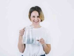 7 Kesalahan Minum Air Putih yang Berbahaya bagi Kesehatan