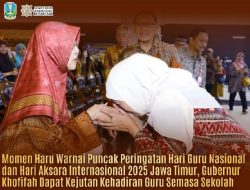 Momen Haru Khofifah dengan Guru Sekolah di Puncak HGN Jatim 2025