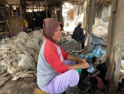 Cerita Suherni yang Bergantung pada Sampah Plastik Bantargebang