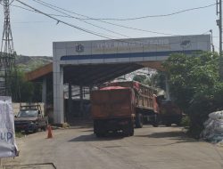 Antrean Panjang dan Bahaya yang Mengancam Sopir Truk Sampah di Bantargebang