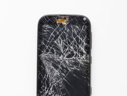 13 Kebiasaan Berbahaya yang Merusak Ponsel, Waspada!