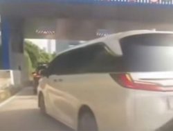 Mobil Toyota Calya Viral dengan Stiker Biru, Pengemudi Terancam Denda