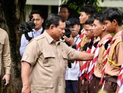 Momen Mengharukan Presiden Prabowo dengan Siswa Sekolah Rakyat