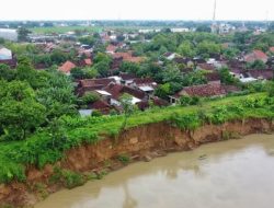 Pemandangan Rumah Dua Lantai di Pegandon Kendal Terancam Akibat Longsor Tanggul Kali Bodri