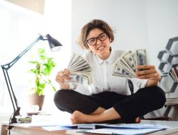 Orang yang Mengutamakan Uang Daripada Hubungan Punya 8 Ciri Kepribadian Ini, Menurut Psikologi