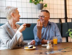 7 Hal yang Dilakukan Orang Tua di Kedai Kopi yang Mengungkap Mereka Belajar Etiket Era Lalu