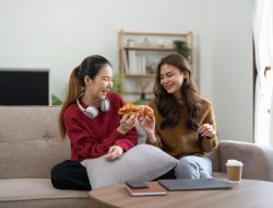 Orang yang Benar-Benar Menghargai Anda Tunjukkan Ini Saat Bersama Anda, Menurut Psikologi