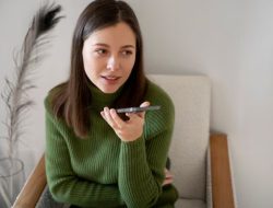 Orang yang Tidak Suka Suaranya Sendiri dalam Rekaman Biasanya Miliki 7 Ciri Kepribadian Ini, Menurut Psikologi