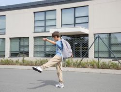 Anak yang Berjalan Kaki ke Sekolah Sendirian Miliki 7 Sifat Mandiri Ini, Menurut Psikologi