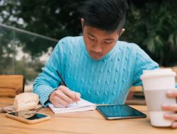 Jika Masih Menulis di Kertas, Ini 8 Sifat Unik yang Anda Miliki Menurut Psikologi