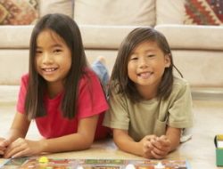 8 Pengalaman Masa Kecil yang Membentuk Anda, Mungkin Dibesarkan Tanpa Kasih Sayang Emosional