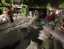 Truk Beras Terguling di Parit Purworejo, Petugas Ekstra Hati-Hati Selamatkan Sopir Terjepit