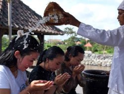 Sambut Nyepi, Umat Hindu Jombang Bersihkan Diri di Upacara Melasti di Lereng Gunung Anjasmoro