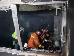 Depot minyak terbakar usai serangan AS-Israel, langit Teheran penuh asap