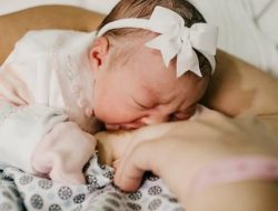 Penyebab Batuk Saat Menyusu pada Bayi dan Solusinya