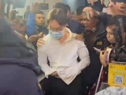 Ekspresi Berbeda Richard Lee Saat Ditahan, Kini Tersenyum Sembunyikan Wajah