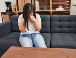 Pasangan Anda Mulai Lakukan 8 Kebiasaan Ini? Ini Tanda Mereka Menarik Diri Secara Emosional