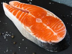 Asal Warna Oranye dan Merah pada Daging Salmon