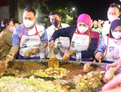 Khofifah Ungkap Kondisi Stok Pangan Jatim Saat Kunjungan Gibran ke Pasar Gelondong Gede