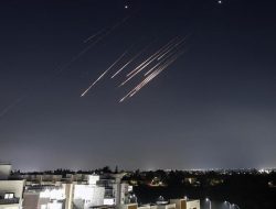 Tel Aviv Meledak: 7 Gelombang Rudal Serang Israel, Komandan Milisi Tewas, Harga Minyak Melonjak