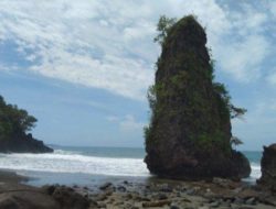 Mengungkap Rahasia Batu Gosong di Pantai Bintaro Lampung Selatan