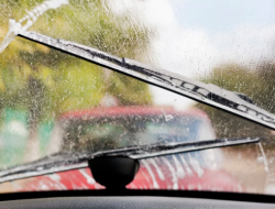 Amankah Menggunakan Sabun Cuci Piring Sebagai Pengganti Air Wiper?