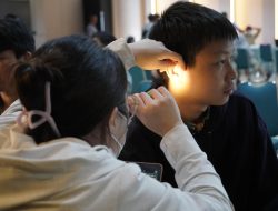 Terapi ear seeds tanpa jarum, manfaat dan cara pakai untuk mengurangi stres