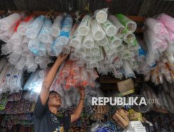 Harga Plastik Naik, Pedagang Kaki Lima Mengeluh